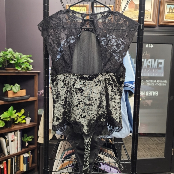 VICTORIA'S SECRET Velvet and Lace High Neck Thong Bodysuit L - Picture 4 of 5
